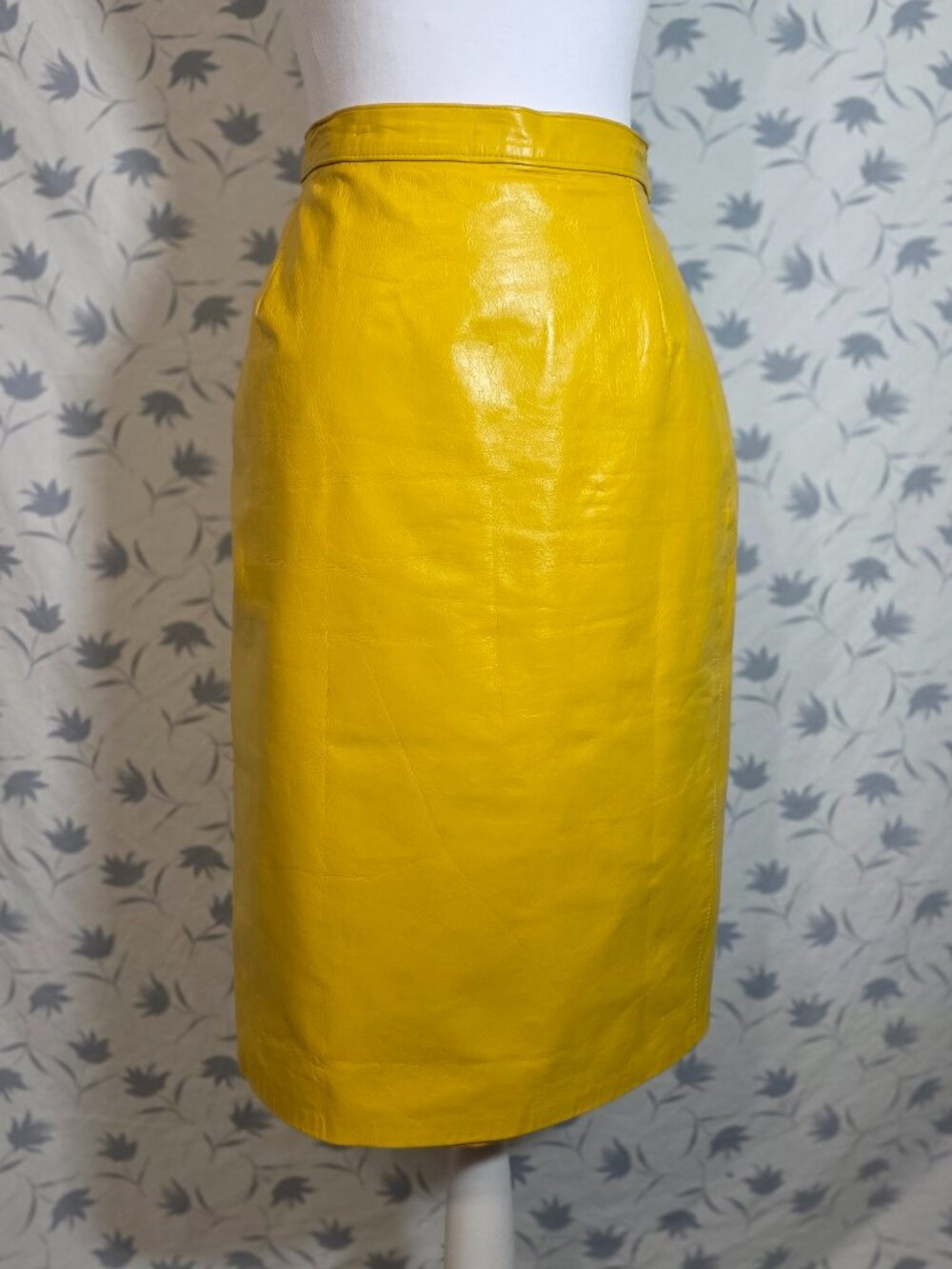 Vintage 80s High Waisted Mustard Yellow Leather Pencil Skirt - Size 10 - Picture 4 of 8